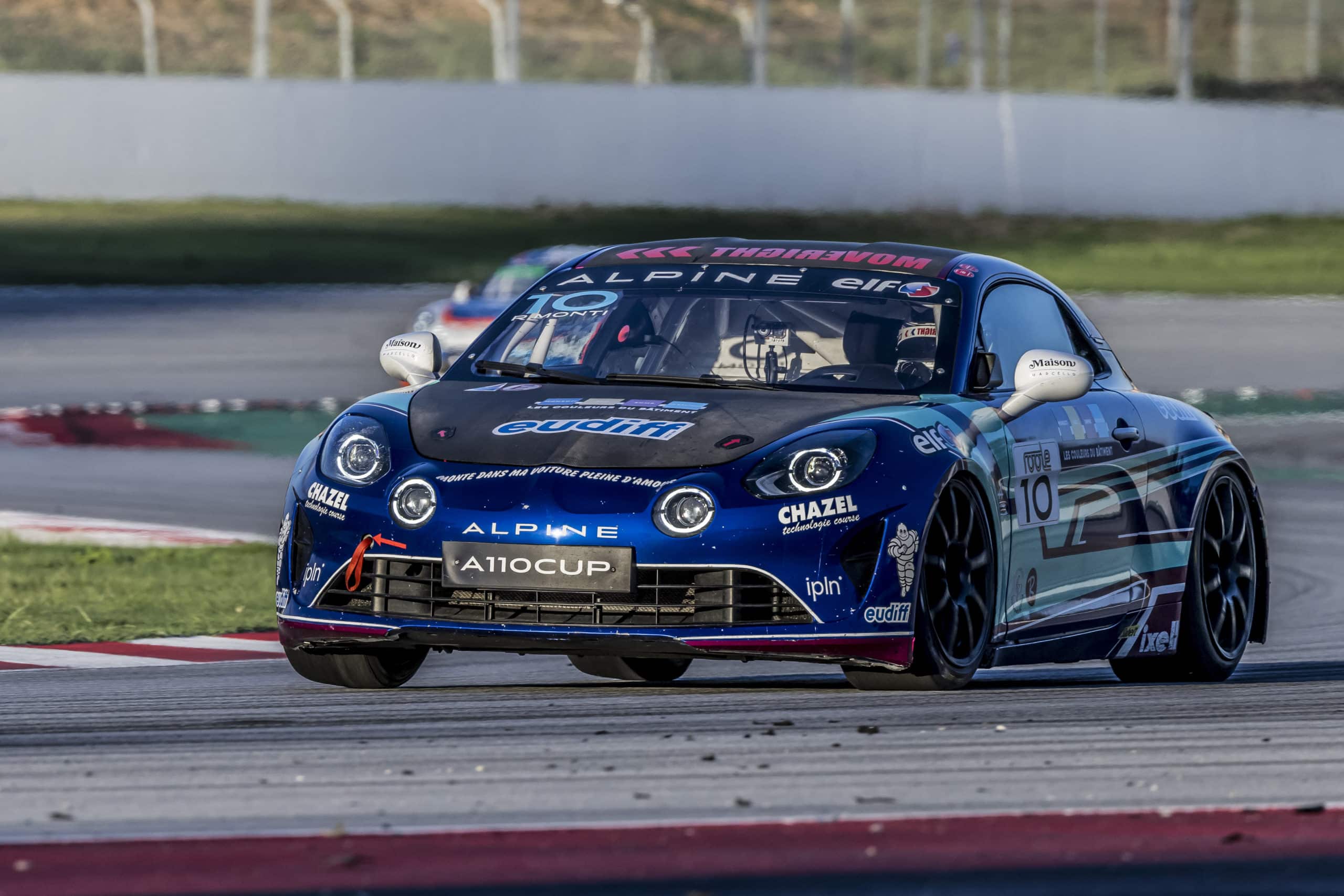 Voiture de course avec le logo d'Eudiff de Romain Monti à l'ALPINE ELF CUP SERIES 2024